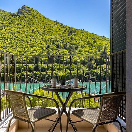 Seafront Villa Andrijana - Happy Rentals 플로민 외부 사진