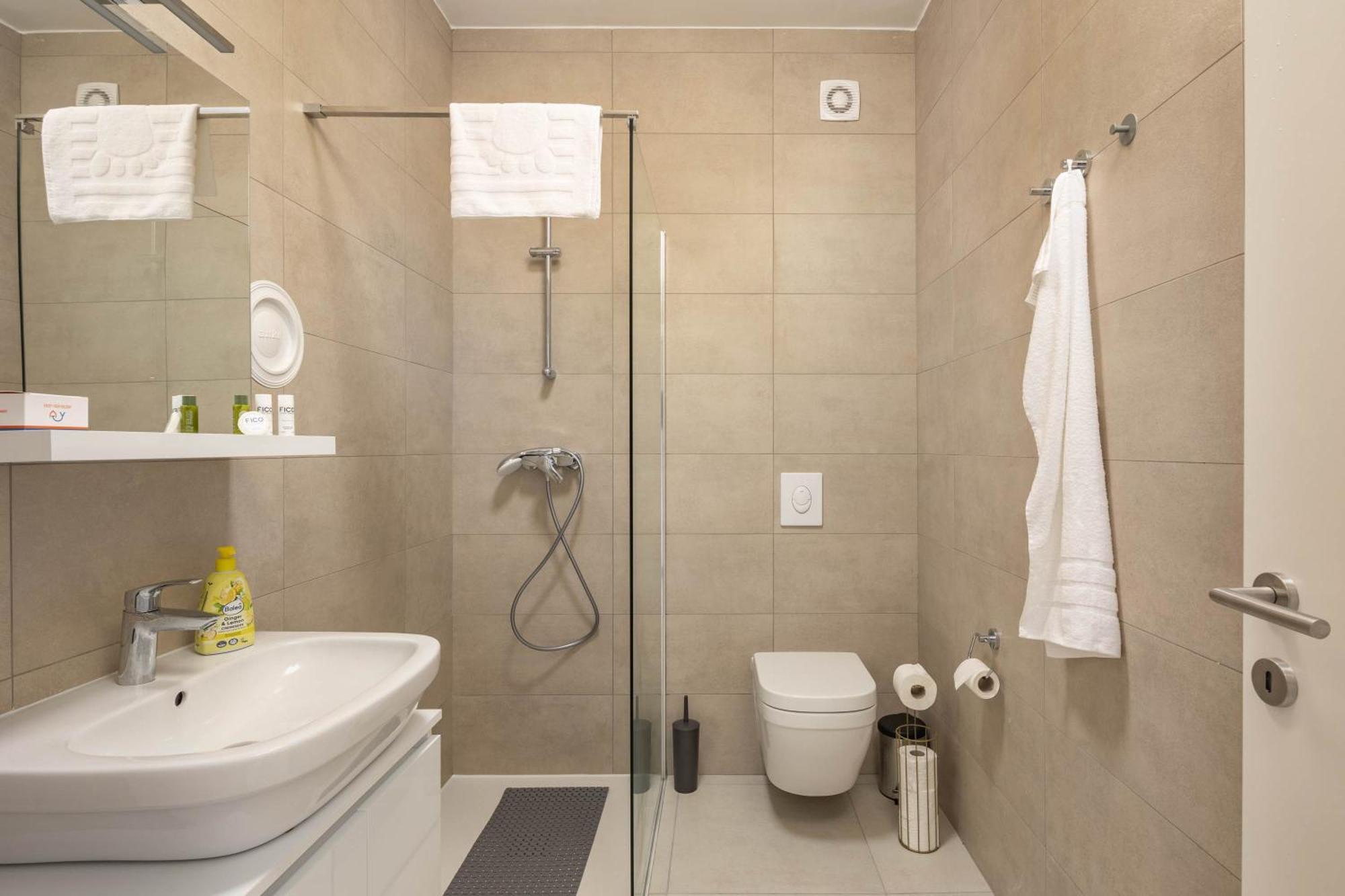 Seafront Villa Andrijana - Happy Rentals 플로민 외부 사진