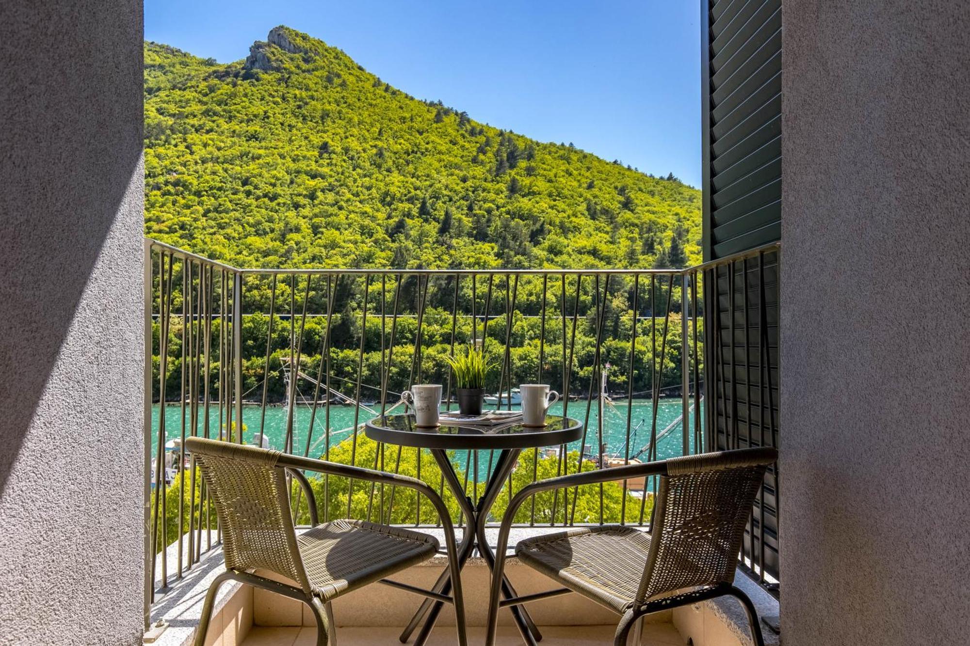 Seafront Villa Andrijana - Happy Rentals 플로민 외부 사진
