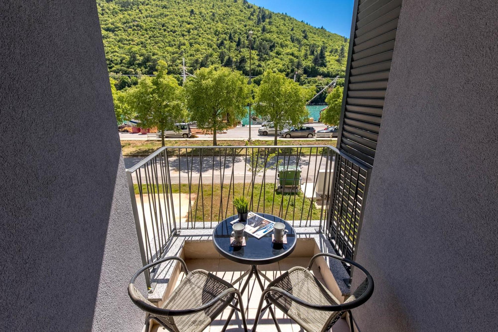 Seafront Villa Andrijana - Happy Rentals 플로민 외부 사진